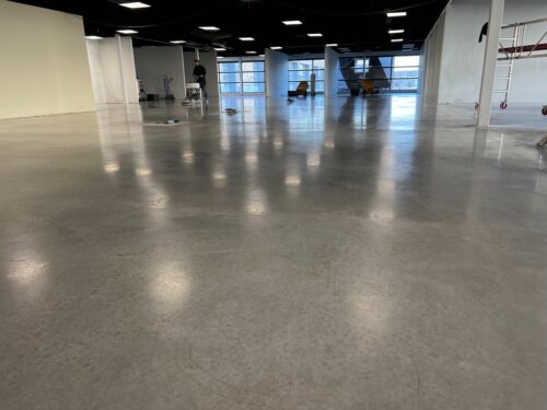 Schuren en impregneren gevlinderde betonvloer Zoetermeer