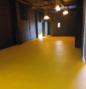 Lees meer over het artikel In elke kleur leverbaar: gele PMMA vloer in bloemenkiosk Leek