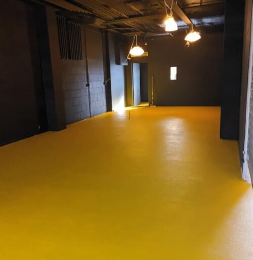 In elke kleur leverbaar: gele PMMA vloer in bloemenkiosk Leek