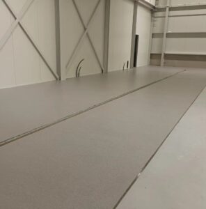 Lees meer over het artikel Productievloer Harderwijk renoveren met PMMA vloersysteem