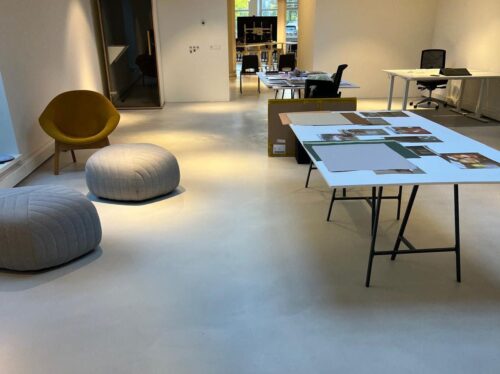 Stijlvolle cementgebonden gietvloer marketingbedrijf Amsterdam