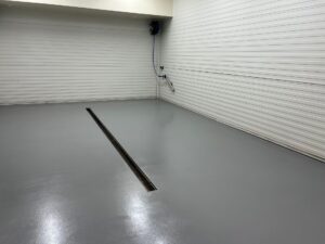 Lees meer over het artikel Oplossing siliconenbesmetting: epoxy antislip vloer