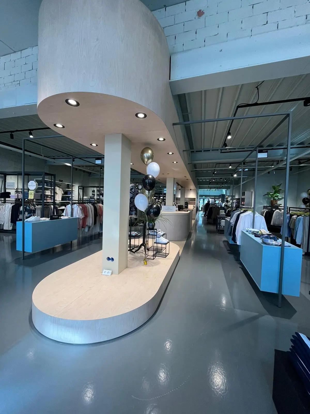 Je bekijkt nu Cementgebonden Gietvloer Almelo – Winkelvloer Renovatie Jac Hanson