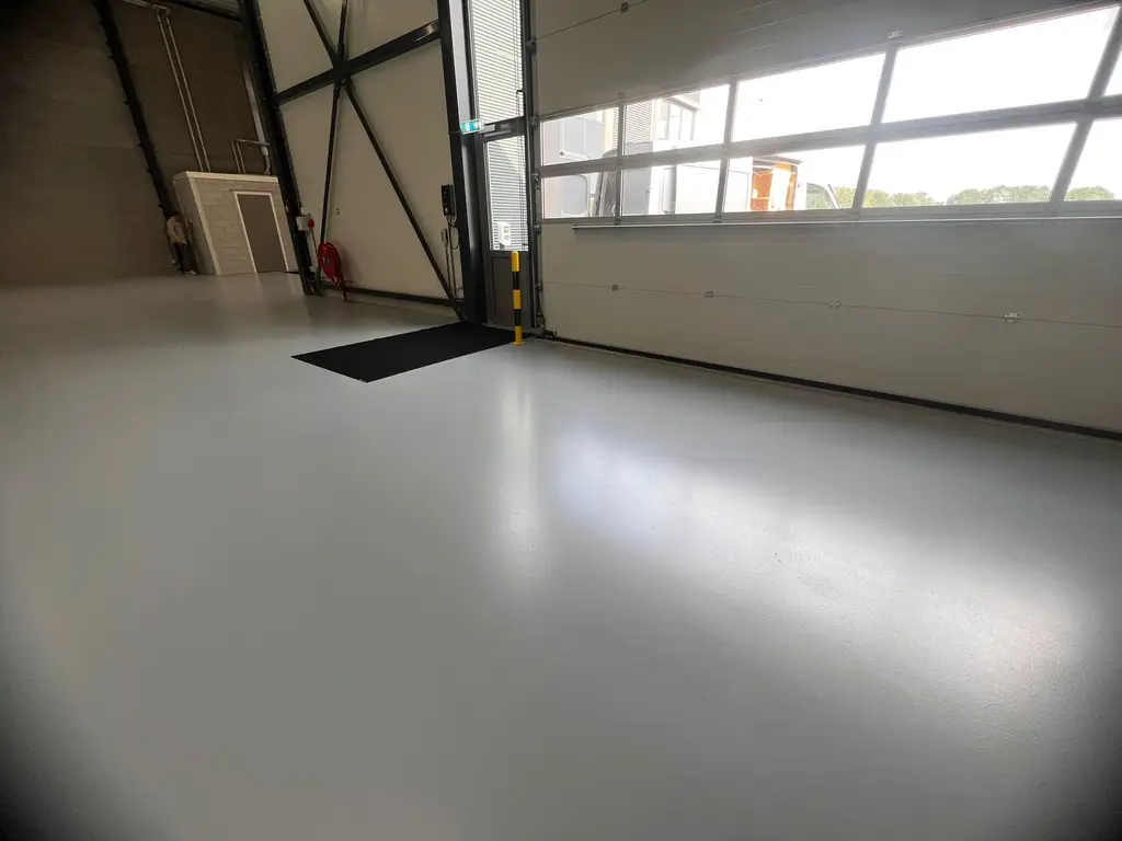 Je bekijkt nu 2.500 m² industriële vloercoating in Zevenaar
