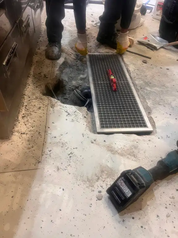 PU cement vloer voor restaurant in Amsterdam - aanbrengen afvoer / drain